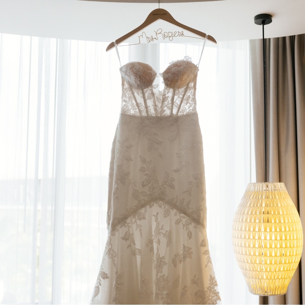 Wedding gown | Abella l size 6 | Ivory